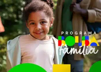 Criança sorridente em primeiro plano, com a logomarca oficial colorida e estilizada do "Programa Bolsa Família" sobreposta. A imagem foca na importância de manter o cadastro atualizado para garantir o benefício.