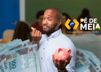 Homem segura cédulas e cofre representando o desbloqueio da conta do Pé-de-Meia para movimentação pelos estudantes