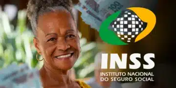 Mulher idosa sorridente de blusa amarela ao lado do logo do INSS e notas de 100 reais ao fundo