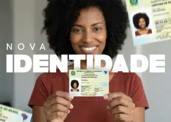 Mulher sorridente segurando o novo modelo da Carteira de Identidade Nacional (CIN). A imagem destaca o documento físico em primeiro plano, com elementos gráficos indicando "50 milhões de emissões", "CPF Único", "GOV.BR Digital" e os três passos para emissão: agendamento online, coleta de biometria e download no app.