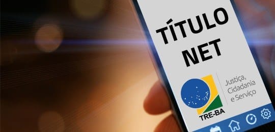 Mão segurando um smartphone com a tela exibindo o texto "TÍTULO NET" e o logotipo do TRE-BA (Tribunal Regional Eleitoral da Bahia) com as cores da bandeira do Brasil.