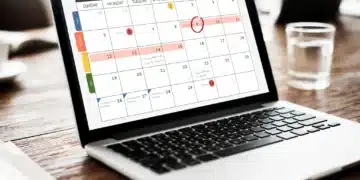Calendário planejador aberto em notebook mostrando datas marcadas para organização dos feriados nacionais de 2026