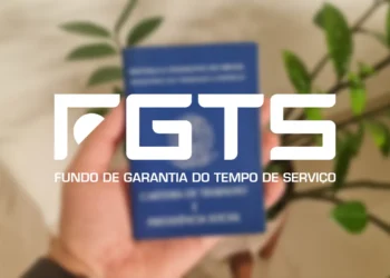 Carteira de trabalho com destaque para FGTS em imagem ilustrativa