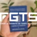 Carteira de trabalho com destaque para FGTS em imagem ilustrativa