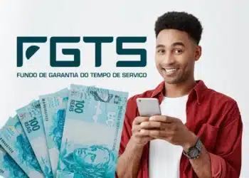 Homem utilizando celular com dinheiro em mãos representando uso do saldo do FGTS