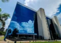 Fachada do edifício sede do INSS, órgão que emitiu alerta sobre o golpe do falso funcionário em 2026