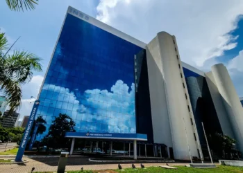 Fachada do edifício sede do INSS, órgão que emitiu alerta sobre o golpe do falso funcionário em 2026