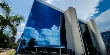 Fachada do edifício sede do INSS, órgão que emitiu alerta sobre o golpe do falso funcionário em 2026