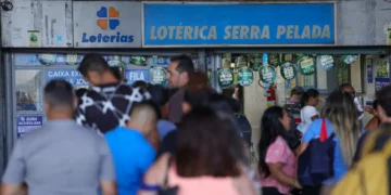 Apostadores devem formar filas em lotéricas para concorrer ao concurso especial da Mega-Sena de 30 anos