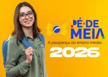 Jovem com óculos e mochila azul sorri ao lado do logo Pé-de-Meia com o texto “A poupança do ensino médio 2026”.