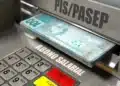 Notas de R$ 100 saindo de caixa eletrônico com textos PIS/PASEP e Abono Salarial sobrepostos na imagem.