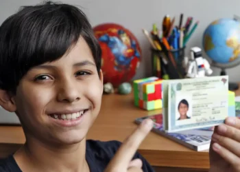 Jovem segura Carteira de Identidade, ilustrando a importância de emitir a nova CIN dentro dos prazos estabelecidos pelo governo federal