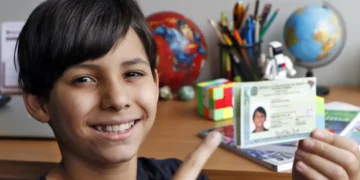 Jovem segura Carteira de Identidade, ilustrando a importância de emitir a nova CIN dentro dos prazos estabelecidos pelo governo federal