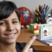 Jovem segura Carteira de Identidade, ilustrando a importância de emitir a nova CIN dentro dos prazos estabelecidos pelo governo federal