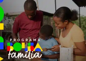 Casal negro e criança em oficina, com logo do Programa Bolsa Família em verde, amarelo, azul e vermelho.
