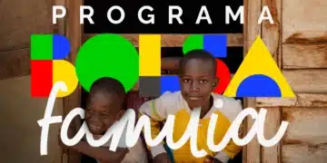 Duas crianças negras sorriem apoiadas em uma janela de madeira, com a logomarca colorida do Programa Bolsa Família sobreposta à imagem.