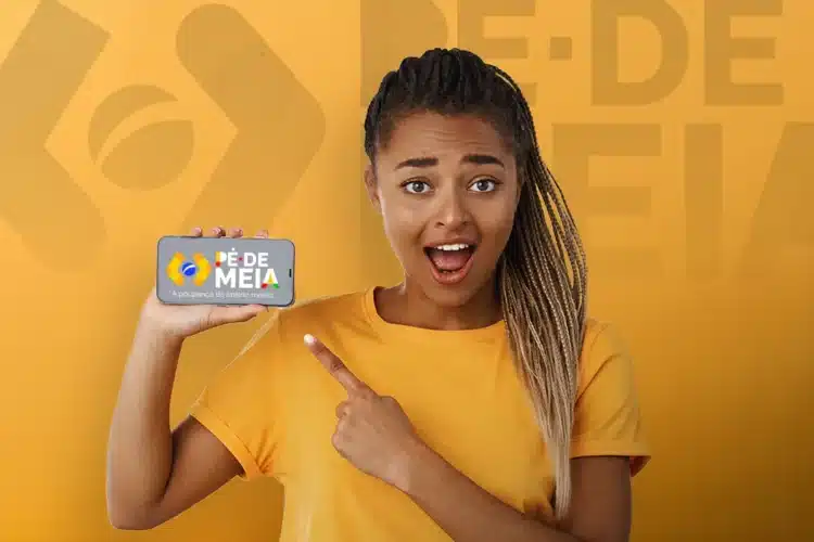 Pé-de-Meia 2026 Jovem negra com tranças sorri apontando para celular exibindo logo do Pé-de-Meia, fundo amarelo.