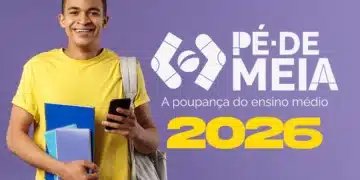 Jovem estudante sorridente segurando cadernos e celular ao lado da logomarca do programa Pé-de-Meia. A poupança do ensino médio 2026.
