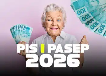 Uma mulher idosa sorridente segurando vários leques de notas de 100 reais. À frente dela, o texto em destaque diz "PIS | PASEP 2026". O fundo é lilás claro.