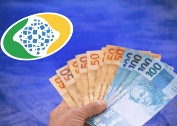 Dinheiro em reais com logo do INSS ao fundo, simbolizando o pagamento do INSS.