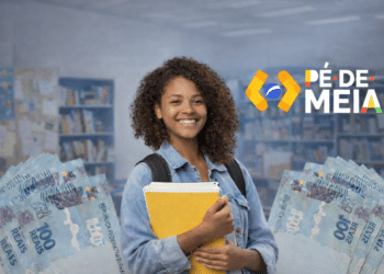 Estudante sorrindo com cadernos e mochila, cédulas de R$ 100 e logo do programa ao fundo