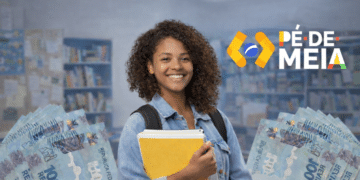 Estudante sorrindo com cadernos e mochila, cédulas de R$ 100 e logo do programa ao fundo