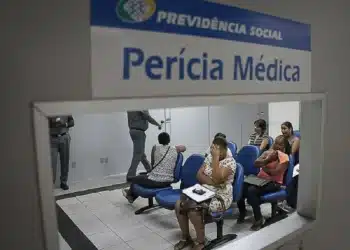 Pessoas aguardam atendimento na sala de Perícia Médica da Previdência Social antes da ampliação das regras do Atestmed