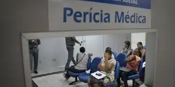 Pessoas aguardam atendimento na sala de Perícia Médica da Previdência Social antes da ampliação das regras do Atestmed