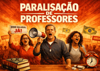Professores em protesto segurando cartazes de greve e pedindo reajuste salarial