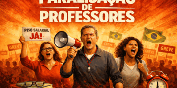 Professores em protesto segurando cartazes de greve e pedindo reajuste salarial