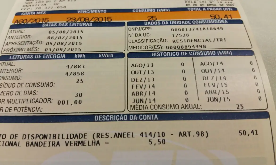 Fatura de energia elétrica com desconto do programa "Luz do Povo" Fatura de energia elétrica exibindo dados de consumo em kWh, ilustrando como o desconto da Tarifa Social é aplicado diretamente na conta de luz das famílias beneficiárias