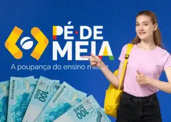 Estudante com mochila amarela apontando para o logo do programa com notas de R$ 100