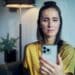 Mulher utilizando celular com reconhecimento facial para acessar conta gov.br