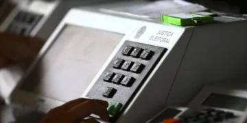 Urna eletrônica da Justiça Eleitoral usada nas Eleições 2026 ilustra o prazo do título de eleitor.
