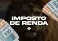 Leão com cédulas de R$ 100 ao redor e texto "Imposto de Renda" com logo da Receita Federal.
