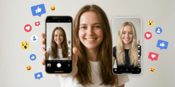 Mulher morena segura celular mostrando selfie, ao lado versão loira gerada por IA, com ícones de redes sociais.