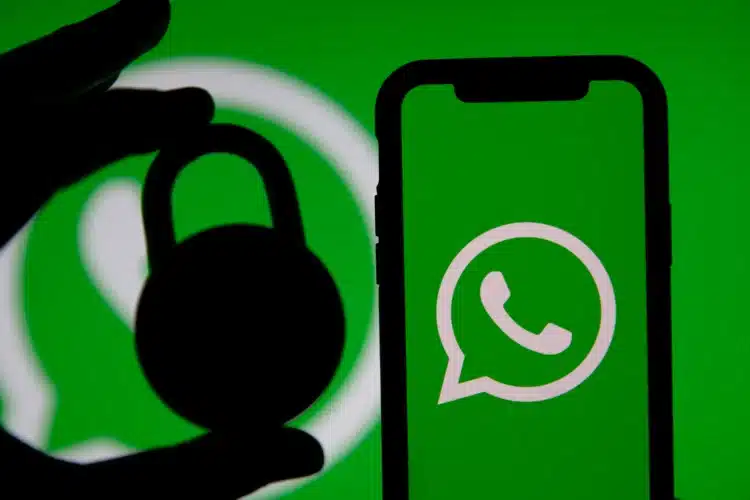 WhatsApp 2026 Smartphone com logo do WhatsApp na tela e mão segurando cadeado em fundo verde.