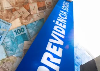 Fachada da Previdência Social ao lado de notas de dinheiro representando pagamento do INSS