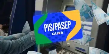 Cartão PIS/Pasep da Caixa, azul, com notas de 100 reais ao redor e caixa eletrônico ao fundo