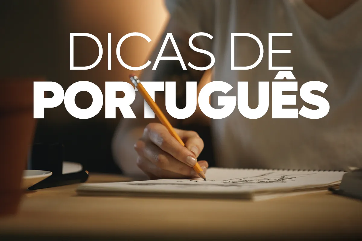 Dicas de Português: mão escrevendo com lápis em caderno Mão feminina segurando lápis amarelo escrevendo em caderno aberto com texto Dicas de Português em destaque