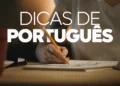 Mão feminina segurando lápis amarelo escrevendo em caderno aberto com texto Dicas de Português em destaque