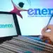 Notebook exibindo logo do Enem com mão segurando caneta sobre cadernos empilhados em ambiente de estudo
