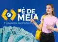 Jovem estudante com mochila amarela apontando para logo Pé-de-Meia, com notas de R$ 100 reais ao fundo