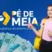 Jovem estudante com mochila amarela apontando para logo Pé-de-Meia, com notas de R$ 100 reais ao fundo