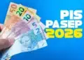 Mão segurando notas de 2, 5, 10, 20 e 50 reais em fundo azul com texto PIS PASEP 2026