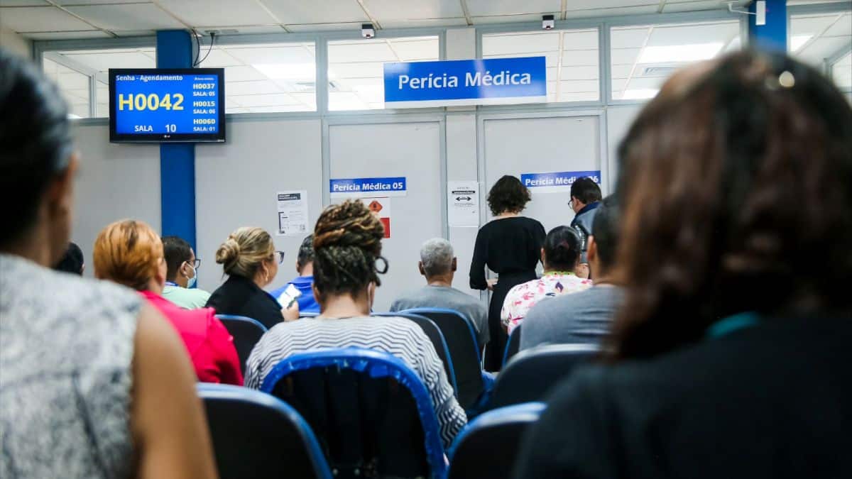 Pessoas aguardam sentadas na sala de espera do setor de perícia médica do INSS