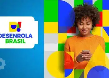 Mulher negra de blusa laranja usando celular com logo do Desenrola Brasil ao lado em fundo colorido.