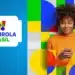 Mulher negra de blusa laranja usando celular com logo do Desenrola Brasil ao lado em fundo colorido.