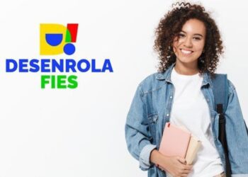 Estudante segurando livros ao lado do logo do Desenrola Fies