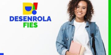 Estudante segurando livros ao lado do logo do Desenrola Fies